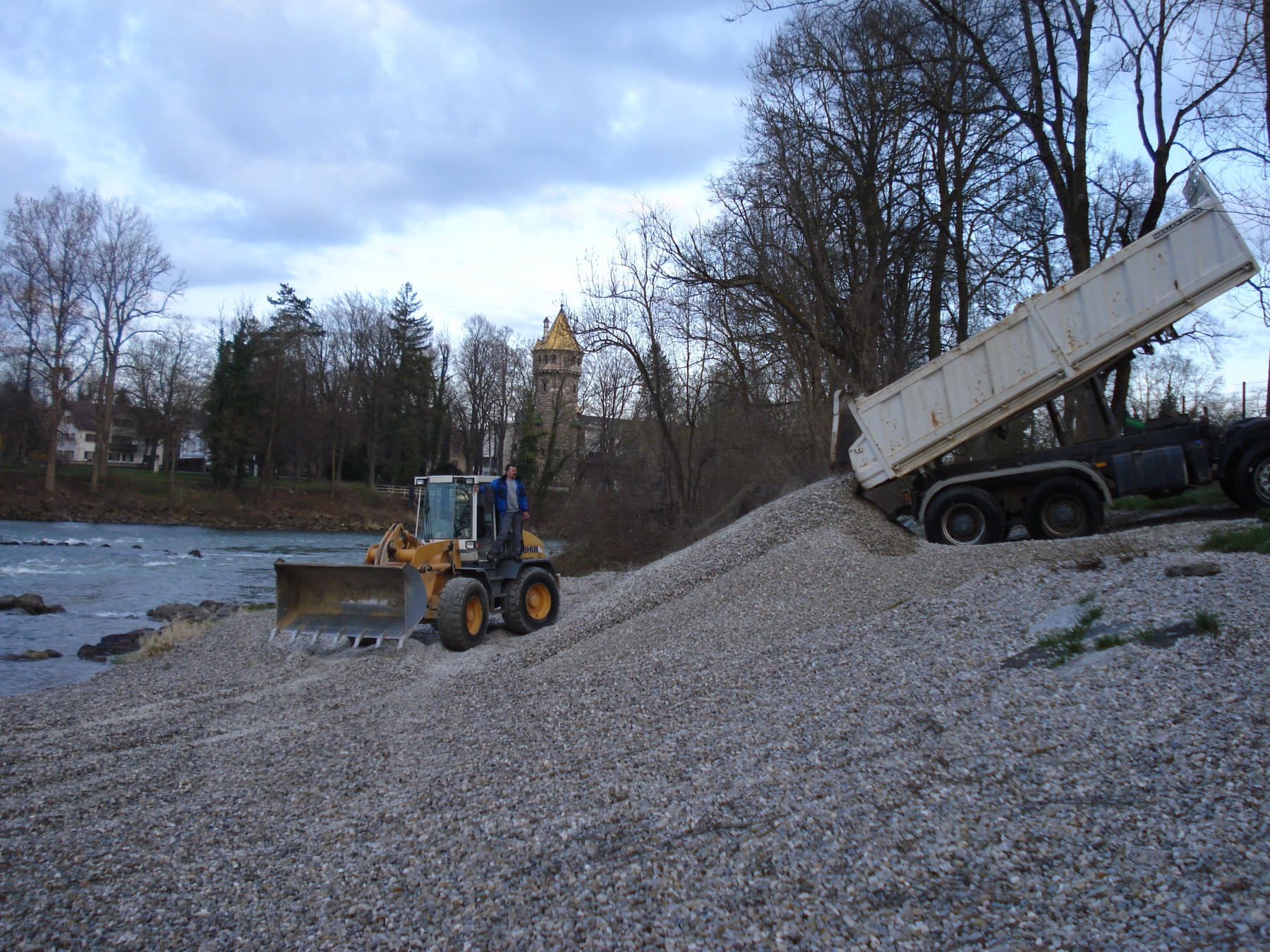 Kies wird 2015 am Lechstrand angeliefert