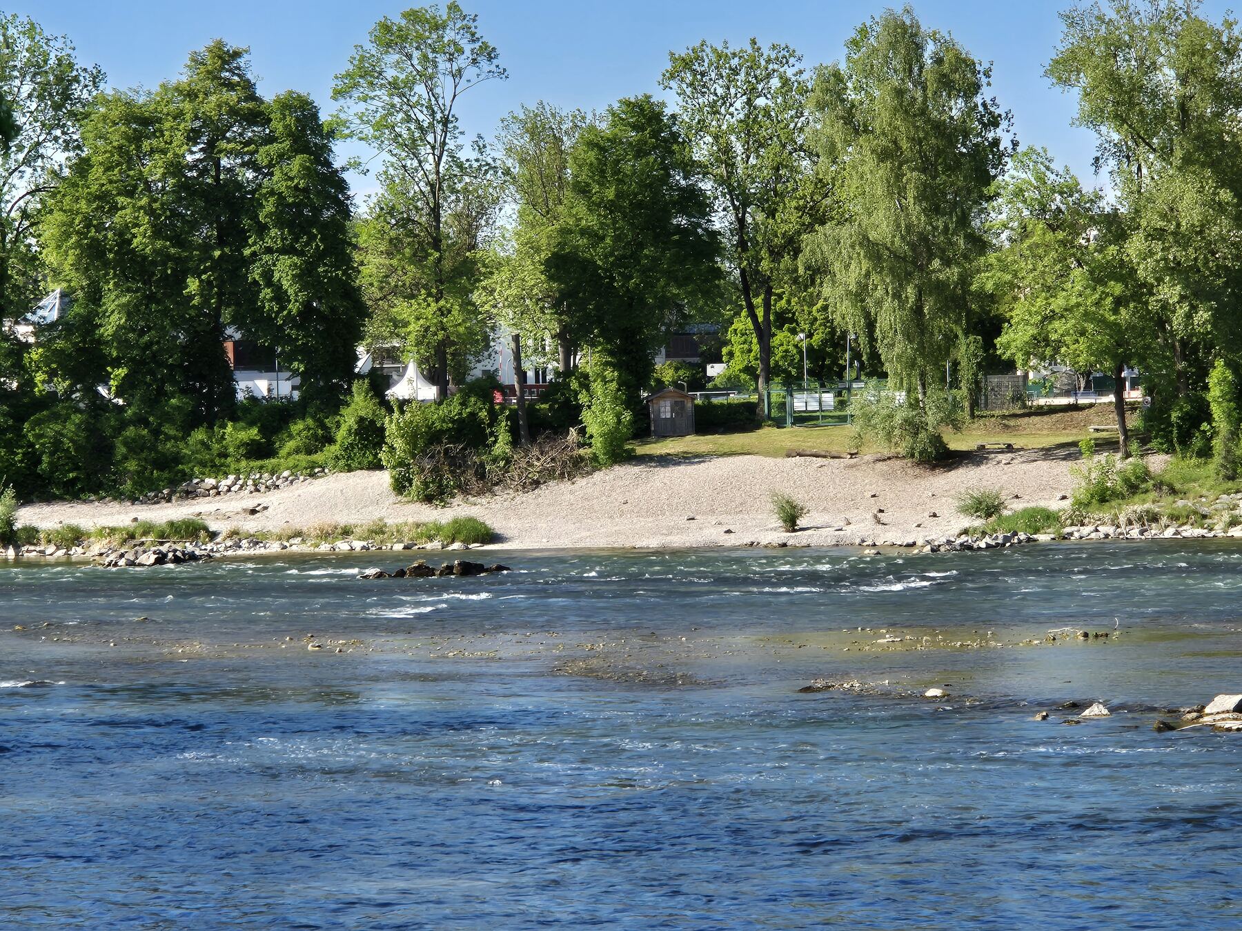 Blick über den Lech auf den gepflegten Lechstrand