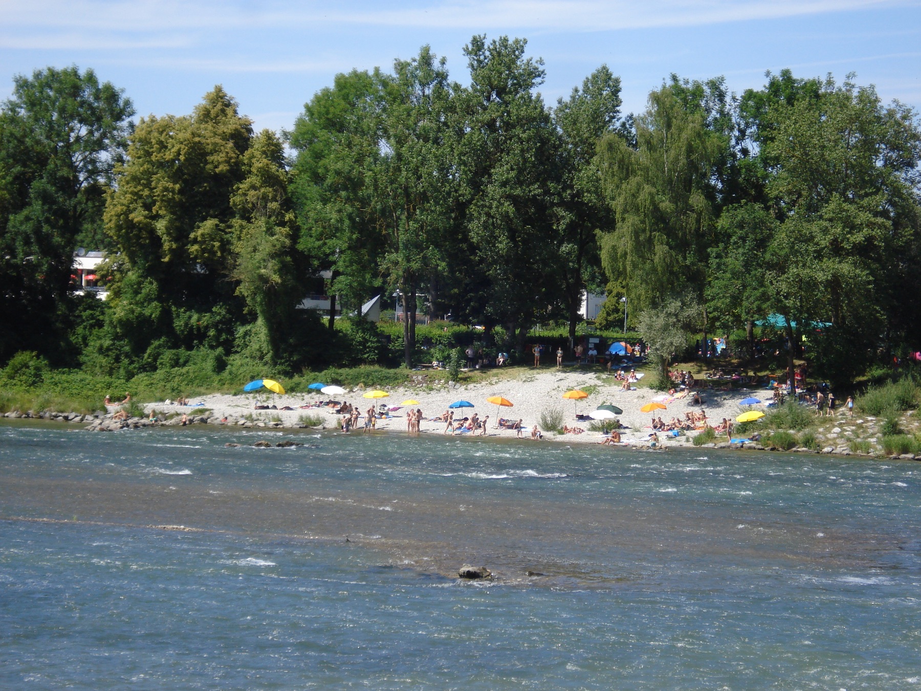 Belebter Lechstrand mit Sonnenschirmen im Sommer 2014