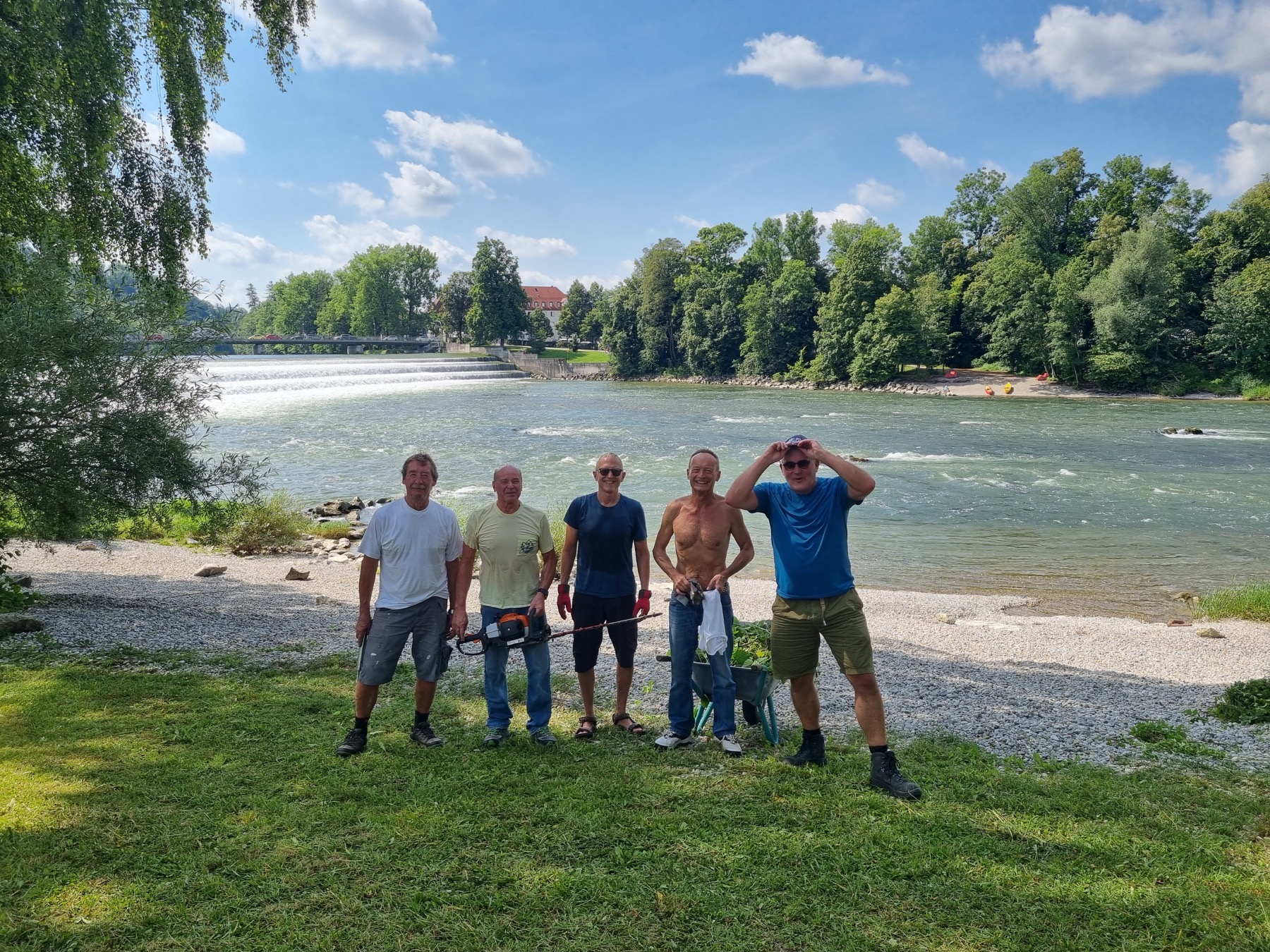 Helferteam nach der Strandpflege 2024