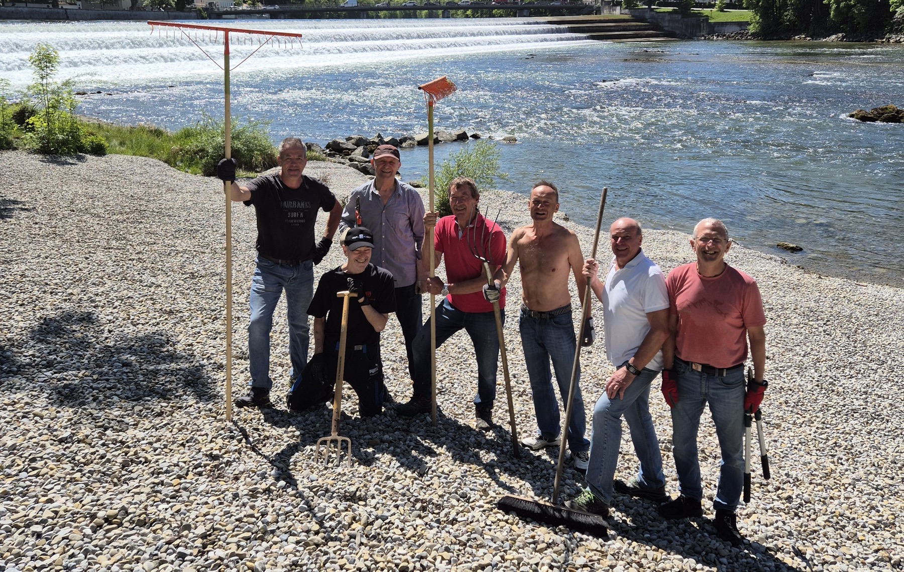 Helferteam bei der Pflegeaktion am Lechstrand 2025